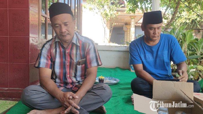 Sunjoto dan Yusup saat menceritakan sosok sang ayah, Niron Sunar Suna (77) yang merupakan jemaah haji asal Probolinggo yang sempat hilang dan ditemukan meninggal dunia di tanah suci, Rabu (12/7/2023).