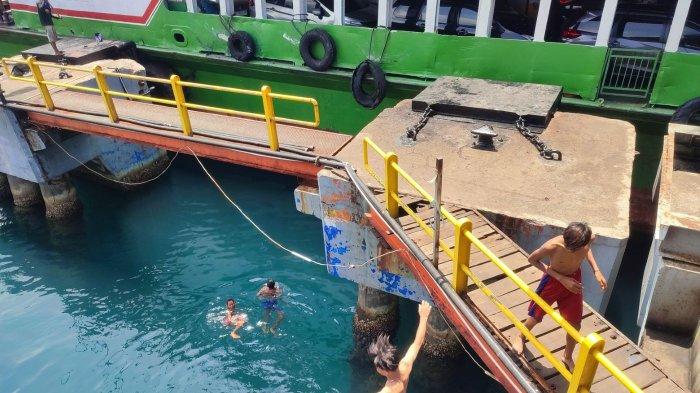 Kisah Anak Logam di Pelabuhan Ketapang, Rela Menantang Dalamnya Laut Demi Uang Recehan, 'Ayo Lempar'