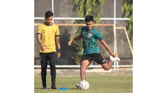 Andik Ardiansyah (kiri) resmi menjadi pelatih Gresik United sementara