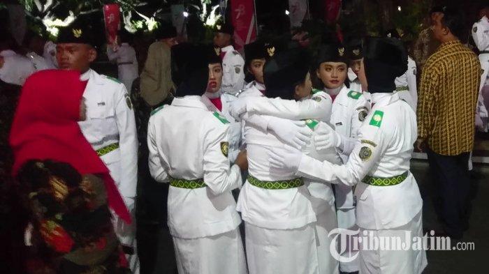 Anggota Paskibraka menghibur Maina Ajeng yang bersedih karena ibunya sakit saat malam pengukuhan dan tidak bisa hadir di Pendopo Kongas Arum Kusumaning Bongso Tulungagung.