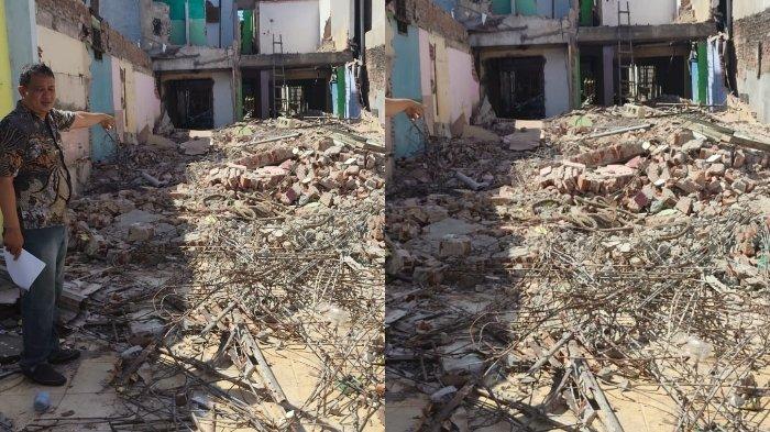 Anggota Polsek Karangpilang menunjukkan rumah dibongkar tanpa mengetahui si pemilik.