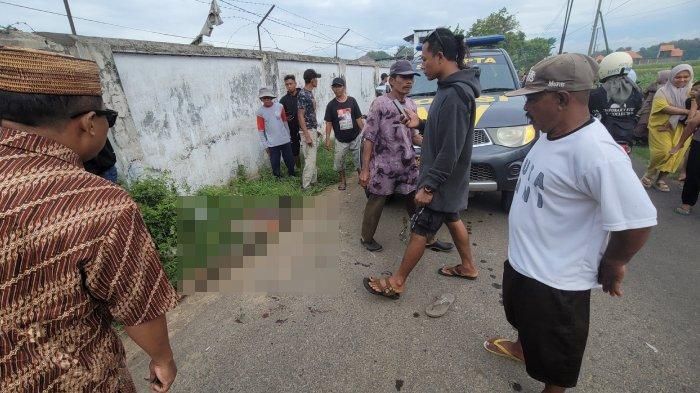 MALING TEWAS : Anggota Polsek Paiton saat mendatangi TKP tewasnya maling bensin yang beraksi di Desa Jabung Candi, Kecamatan Paiton, Kabupaten Probolinggo, Jawa Timur,  Jum'at (23/5/2025).