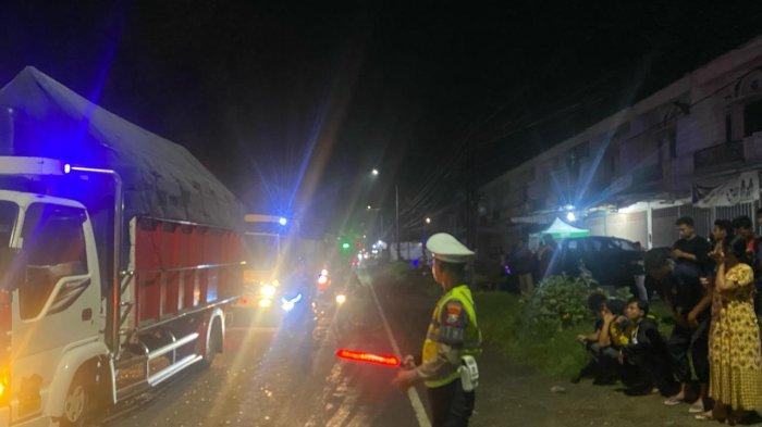 Anggota Satlantas saat dilokasi kejadian kecelakaan beruntun di jalan Raya Wringin Anom, Kecamatan Panarukan.