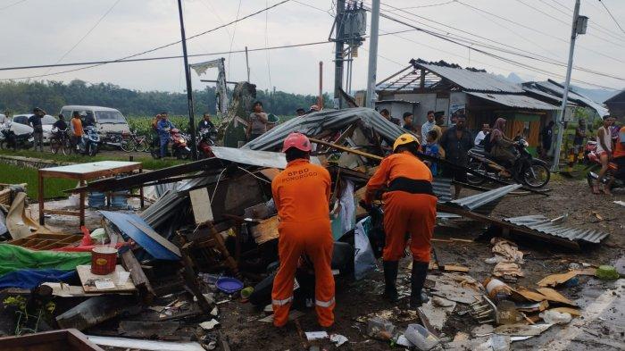 Angin terjang menerjang Kecamatan Sawoo, Kabupaten Ponorogo, Jumat (26/1/2024). Badan Penanggulangan Bencana Daerah (BPBD) melakukan sekaligus melakukan pendataan kerusakan.