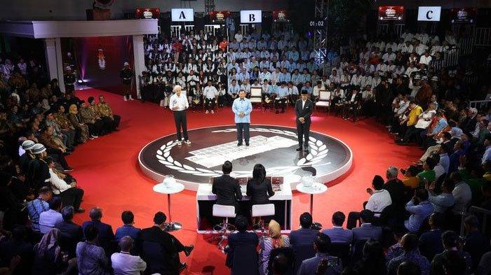 Ketiga calon presiden (kanan ke kiri) Anies Baswedan, Prabowo Subianto, dan Ganjar Pranowo mengikuti debat yang diselenggarakan Komisi Pemilihan Umum di kantor KPU, Jakarta, Selasa (12/12/2023)