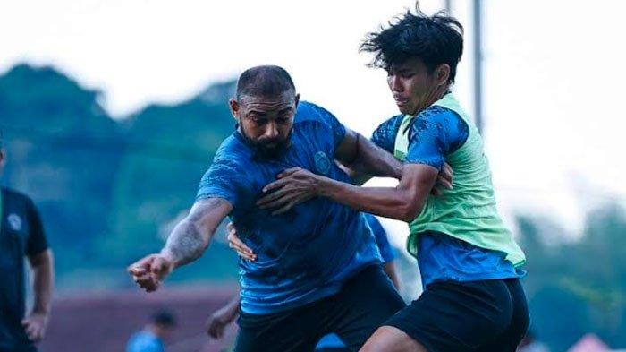 Anwar Rifai (kanan) saat menjaga Dalberto (kiri) dalam sesi latihan tim Arema FC di lapangan ARG Soccer Field Lawang beberapa waktu yang lalu.