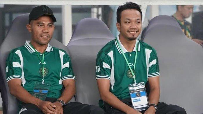 Ardi Idrus (kiri) di Stadion GBT dalam Anniversary Game, Sabtu (29/6/2024).