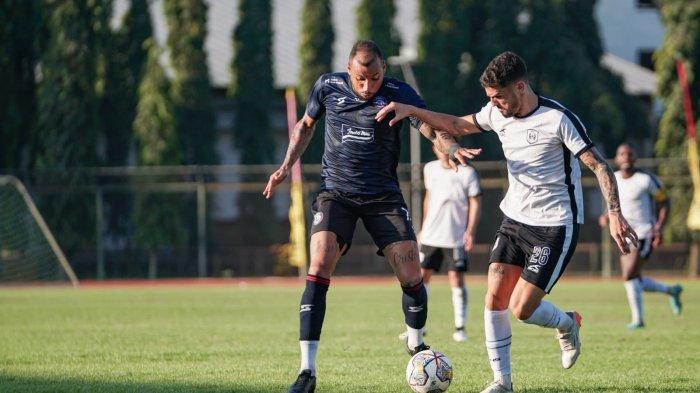 Arema FC baru saja melakoni laga persahabatan menghadapi Rans Nusantara FC di Stadion UNY pada Minggu (25/6/2023).