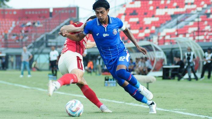Arema FC berhasil menumbangkan Bali United dengan skor 1-0 di laga perdana Grup B Piala Presiden 2024, Minggu (21/7/2024).