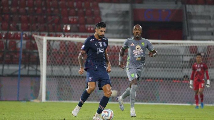 Arema FC harus menelan kekalahan 0-1 atas Persebaya Surabaya dalam lanjutan kompetisi Liga 1 2023/2024 pekan 30 pada Rabu (27/3/2024).