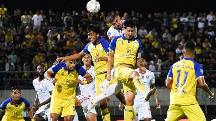 Arema FC kembali mengalami nasib sial dalam lanjutan kompetisi Liga 1 2023-2024 Barito Putera vs Arema FC. Singo Edan menelan kekalahan 0-1, saat bertandang ke markas Barito Putera pada Minggu (17/12/2023).