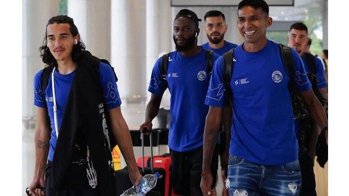 Arema FC memboyong 23 pemain ke Bali, untuk menghadapi laga Arema FC vs PSIS Semarang dalam lanjutan kompetisi Liga 1 2023/2024 pekan 24, pada 5 Februari 2024 mendatang, Jumat (2/2/2024).