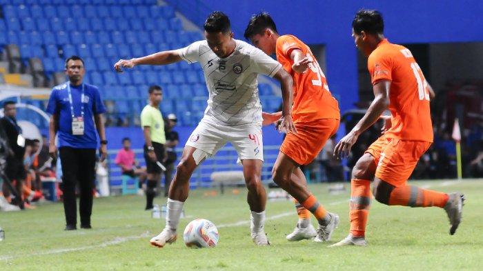 Arema FC meraih tiga poin usai mengalahkan Borneo FC dengan skor 2-1 di Stadion Batakan Balikpapan, pada pekan 32 Liga 1 2023/2024 Borneo FC vs Arema FC pada Minggu (21/4/2024).