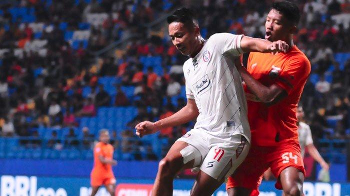 Arema FC meraih tiga poin usai mengalahkan Borneo FC dengan skor 2-1 di Stadion Batakan Balikpapan, pada pekan 32 Liga 1 2023/2024 Borneo FC vs Arema FC pada Minggu (21/4/2024).