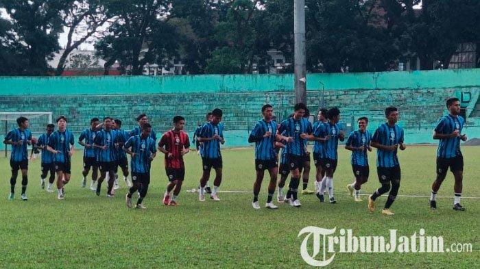 Arema FC saat menjalani latihan di Stadion Gajayana Malang pada Senin (8/5/2023).