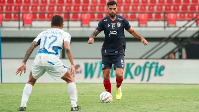Arema FC vs PSIS Semarang - Arema FC dibuat tak berdaya saat bertemu PSIS Semarang pada pekan 24 kompetisi Liga 1 2023/2024 di Stadion Kapten I Wayan Dipta Bali, Senin (5/2/2024). Tim berjuluk Singo Edan itu, kalah dengan skor telak 1-4.