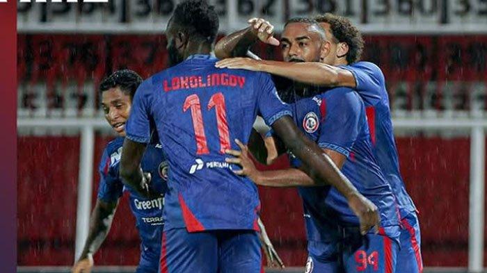 SELEBRASI - Pemain Arema FC saat melakukan selebrasi usai meraih kemenangan dengan skor telak 6-2 atas PSS Sleman pada pekan 23 Liga 1 2024/2025 di Stadion Soepriadi Blitar, Jawa Timur, Senin (17/2/2025). Kemenangan ini membuat Arema FC memperketat persaingan di papan tengah dengan bertengger di urutan 7 klasemen sementara Liga 1 dengan raihan 35 poin.