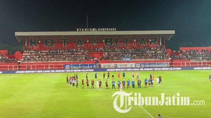 Aremania saat memadati Stadion Soepriadi Blitar dalam pertandingan Arema FC vs Persija Jakarta pada 26 Oktober 2024.