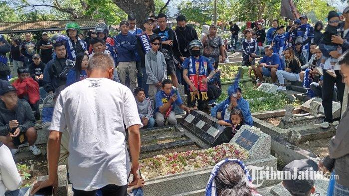 Aremania saat ziarah ke makam pendiri Arema, Lucky Acub Zaenal di TPU Kasin Kota Malang, Minggu (11/8/2024).