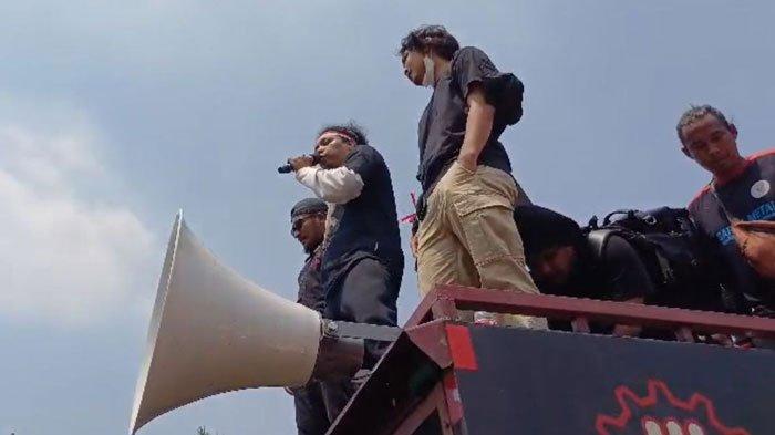 Komika Arie Kriting saat berorasi pada demo tolak revisi UU Pilkada 2024, di Depan Gedung DPR RI, Jakarta Pusat, Kamis (22/8/2024).