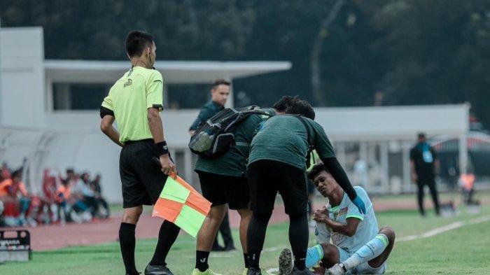 Arief Catur saat mendapat pertolongan dari tim media Persebaya pada laga menghadapi Malut United FC, Jumat (16/8/2024) lalu di Stadion Madya Gelora Bung Karno, Jakarta.
