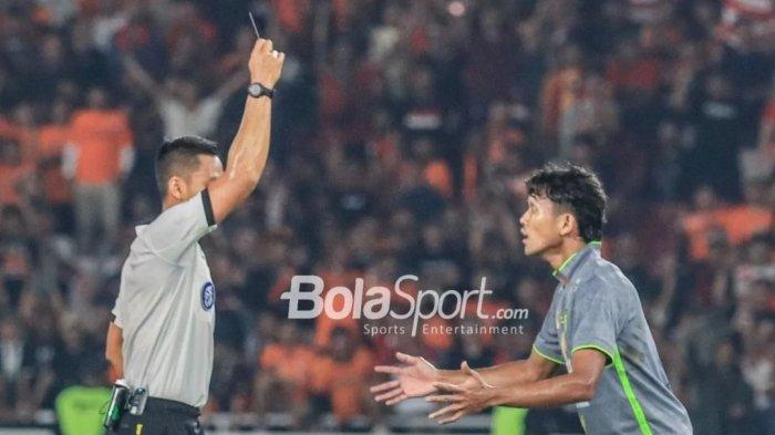Arif Catur Pamungkas dikartu merah wasit pada laga Persija vs Persebaya di GBK Minggu (30/7/2023).