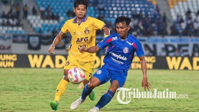 PERTANDINGAN - Pemain Arema FC, Arkhan Fikri (kanan) dibayangi Pemain Persik Kediri, Riyatno Abiyoso (kiri) saat laga lanjutan Liga 1 2024/2025 Arema FC vs Persik Kediri di Stadion Kanjuruhan, Kabupaten Malang, Jawa Timur, Minggu (11/5/2025). Arema FC kalah dari Persik Kediri dengan skor 0-3.