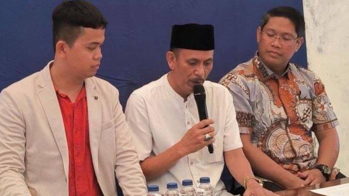 KEPALA DESA KOHOD - Kepala Desa Kohod, Pakuhaji, Tangerang, Arsin bin Asip, akhirnya muncul ke publik dalam konferensi pers bersama dua pengacaranya pada Jumat (14/2/2025). Arsin menyampaikan permintaan maaf kepada warga dan publik buntut kegaduhan pagar laut di Tangerang.