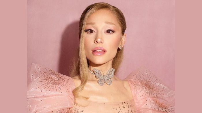 Selain membintangi Wicked, Ariana Grande juga menyumbangkan keahlian vokalnya di film tersebut. Lagu Popular, OST Wicked, kini viral di TikTok.