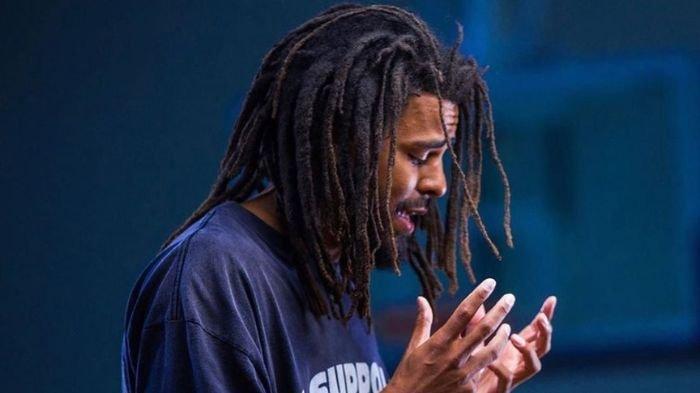 J Cole yang mempopulerkan lagu She Knows. Lagu tersebut viral di TikTok seusai kasus P Diddy mencuat ke publik.