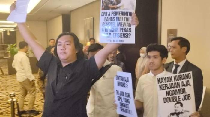 DWIFUNGSI ABRI - 3 Aktivis Koalisi Masyarakat Sipil untuk Sektor Keamanan saat mencoba masuk ruang rapat Panja Revisi UU TNI DPR-RI dan Kemenhan di Hotel Fairmont, Jakarta, Sabtu (15/3/2025). Simak makna dwifungsi ABRI yang dikaitkan dengan Revisi UU TNI.