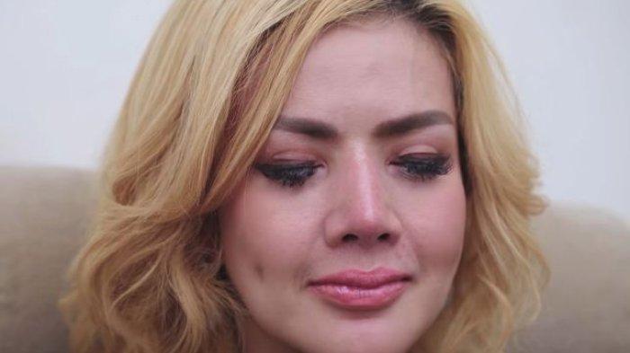 Artis Barbie Kumalasari kehilangan uang segepok yang dibungkus plastik.