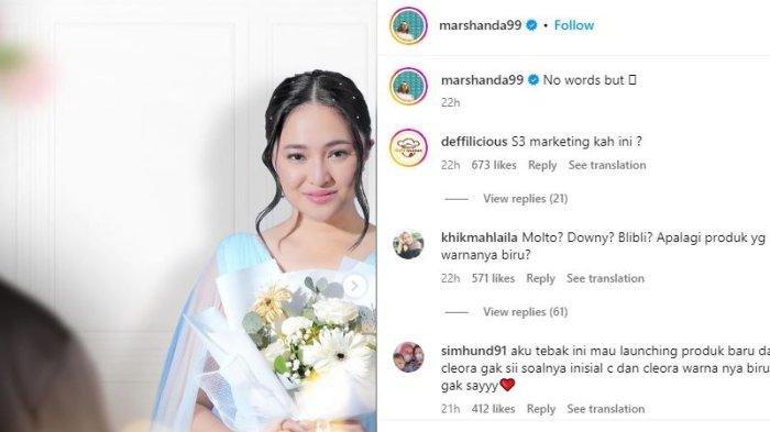 Artis Marshanda begitu anggun dengan gaun berwarna biru muda.
