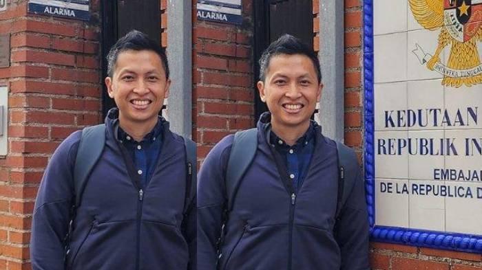 DIPLOMAT MUDA TEWAS - Arya Daru Pangayunan semasa hidup. Foto ini diunggah di media sosialnya pada 4 Februari 2024. Pria yang akrab disapa Daru ini ditemukan tewas di sebuah kos di kawasan Menteng, Jakarta Pusat, Selasa (8/7/2025) pagi.