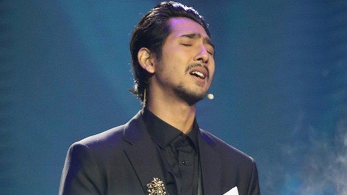 Lewat unggahannya di Instagram Stories, Arya Saloka membagikan sketsa seorang pria dan wanita yang sedang duduk bersama. Sang pria tampak memandangi wajah wanita tersebut.