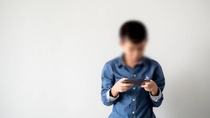 Arya merupakan anak yang depresi karena HP dijual ibunya.