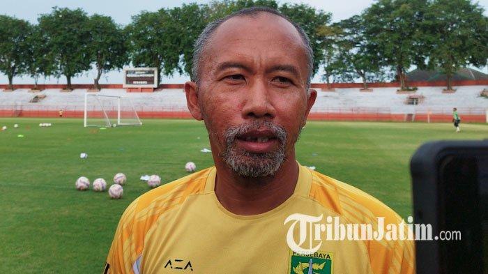 JADWAL - Asisten Pelatih Persebaya Surabaya, Uston Nawawi di Stadion Gelora 10 Nopember, Surabaya, Kamis (15/5/2025) sore. Uston Nawawi merespons terkait ubahan jadwal laga pekan terakhir Liga 1 2024/2025 menjamu Bali United.