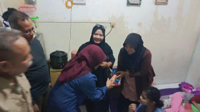 Asisten Pemerintahan dan Kesejahteraan Rakyat Erna Purnawati bersama Kepala Dinas Komunikasi dan Informatika (Diskominfo) Surabaya M Fikser mendatangi rumah keluarga Cyntya, Rabu (19/7/2023) malam