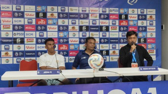 Asisten pelatih Arema FC, Kuncoro (tengah) bersama Hamdi Sula (kiri) saat sesi jumpa pers usai pertandingan Arema FC vs Rans Nusantara, Senin (14/8/2023).