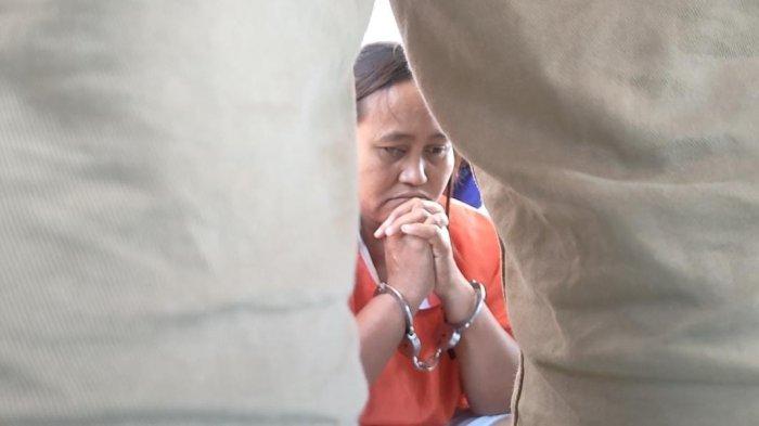 Asmi (38) warga Desa Maron Kidul, Kecamatan Maron, Kabupaten Probolinggo, saat dihadirkan dalam rilis hasil Operasi Tumpas Semeru 2023 di Mapolres Probolinggo, Selasa (29/8/2023).