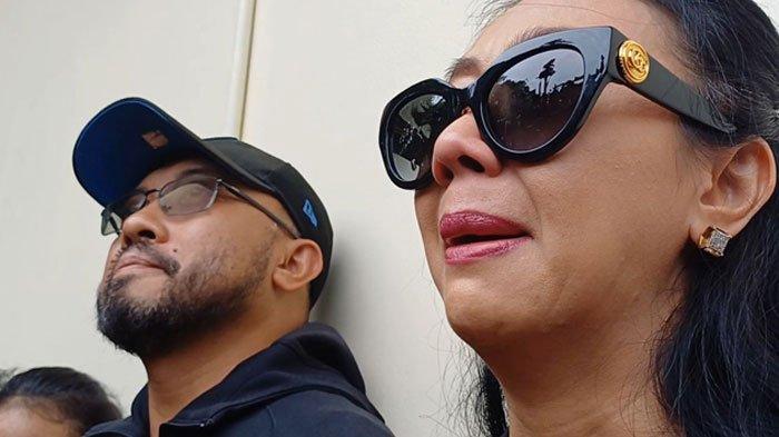 BERCERAI - Foto dokumen Asri Welas dan Galiech Ridha Rahardja di Pengadilan Agama Depok, Selasa (3/11/2024). Kini terjawab perceraian Asri Welas karena mantan suami berselingkuh. Hal ini diungkapkan di podcast Melaney Ricardo pada Rabu (25/2/2025) kemarin.