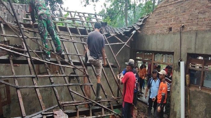 Atap Rumah di Dusun Kedekan, Kecamatan Gandusari, Kabupaten Trenggalek ambruk setelah diguncang gempa Bantul, Jumat (30/6/2023) malam.