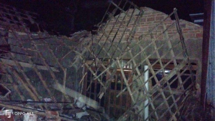 Atap sebuah rumah di Dusun Kedekan, Desa Wonoanti, Kecamatan Gandusari, Kabupaten Trenggalek ambruk akibat gempa Bantul, Jumat (30/6/2023) malam