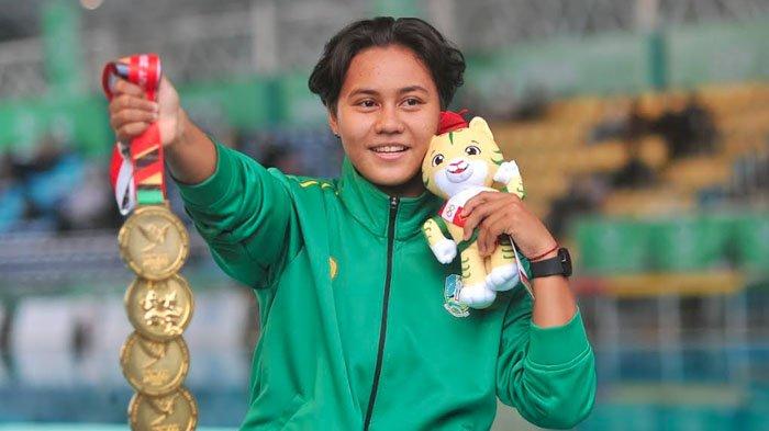 Atlet loncat indah Jatim, Gladies Lariesa memamerkan 5 medali emas loncat indah yang didapat di PON XXI 2024, berlangsung di Kolam Renang Selayang, Medan.