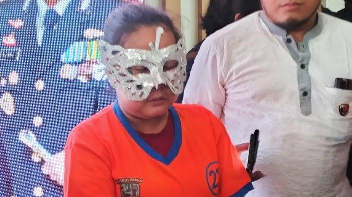 Aurel (26) alias Aca ditangkap mengaku tidak sadar setelah menganiaya anak kandungnya.