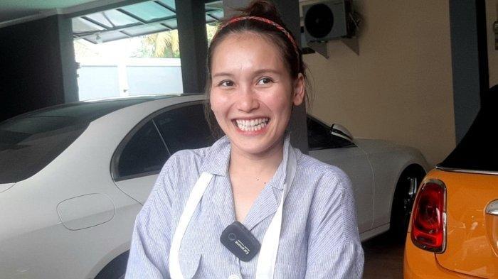 Sosok Ayu Ting Ting yang belum bisa memesan makanan online, sosok lelaki ini sabar mengajari, Ayu Ting Ting cengar-cengir