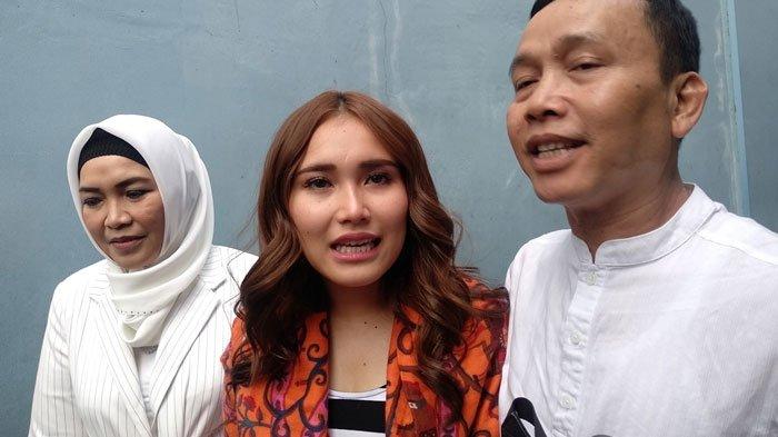 Ayu Ting Ting mengaku jika ia lebih senang bergaul dengan tetangga ketimbang sesama teman artis