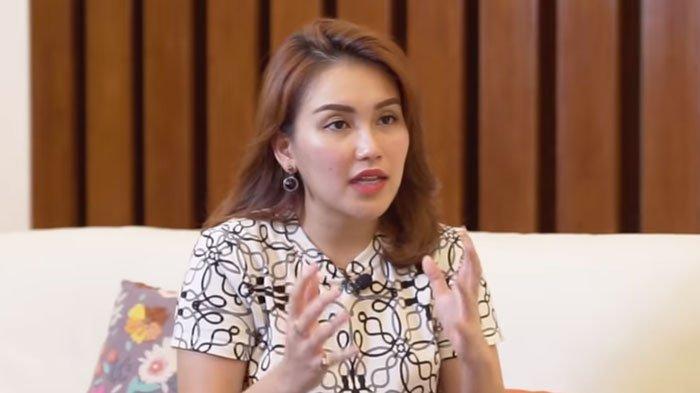 Pedangdut Ayu Ting Ting dirampok saat berlibur di Amerika Serikat. Mobil yang ditumpangi ibu Bilqis tersebut dirampok oleh orang tak dikenal.