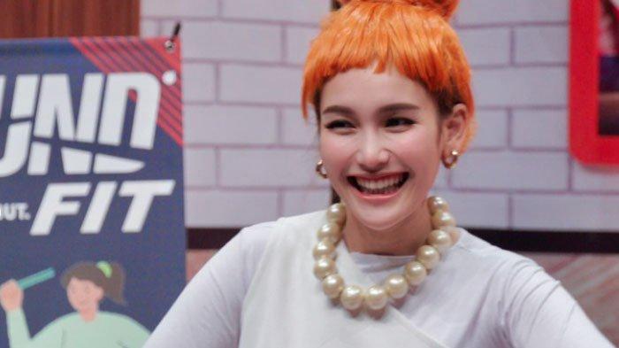 BELAJAR KOMEDI - Meski kini sudah menginjak 5 tahun di dunia komedi. Pedangdut Ayu Ting Ting akui masih merasa beban ketika melawak.