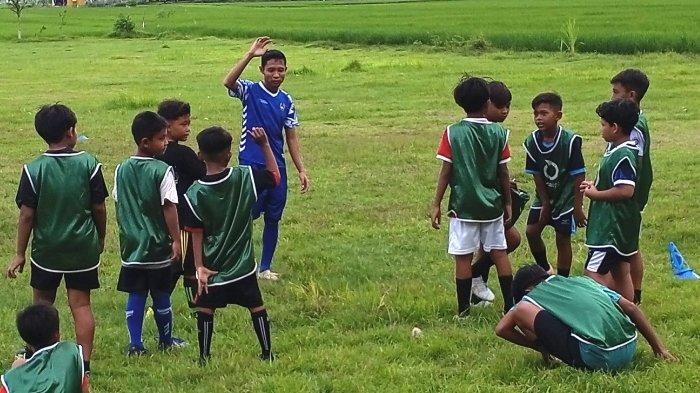 BERI INSTRUKSI - Evan Dimas Darmoko (kaus biru) tengah memberi instruksi kepada anak didiknya di Sekolah Sepak Bola (SSB) Saraswati Desa Mojoarum, Kecamatan Gondang, Kabupaten Tulungagung, Jawa Timur, Kamis (13/2/2025). Evan Dimas lebih dulu bergabung di Sanggar Saraswati sebelum merintis SSB Saraswati.